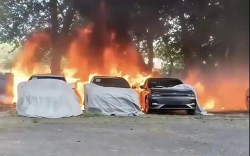  Lửa cháy bao trùm loạt xe điện từ Geely đang lưu kho, chuẩn bị giao đến tay khách hàng. Ảnh: CNR. 