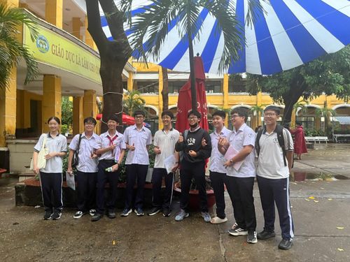  Nhóm học sinh thi chuyên Lý tại điểm thi THPT Trưng Vương (phường Sài Gòn). Ảnh: Thái An. 