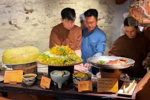  Cá rô phi nướng than kèm điên điển và gà đồng hầm bí phấn. Ảnh: Trúc Hồ. 