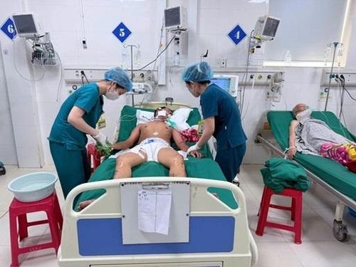  Nhân viên y tế chăm sóc cho bệnh nhân. Ảnh: BVCC. 