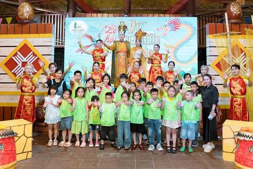 Du khách thích thú chụp hình lưu niệm với các diễn viên sau khi chương trình kết thúc