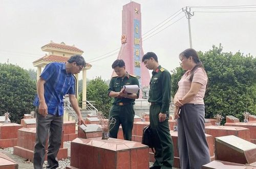 Đoàn công tác Ban chỉ đạo 515 tỉnh Thái Nguyên khảo sát bia mộ tại Nghĩa trang liệt sĩ xã Yên Trạch. Ảnh: Thiều Chung