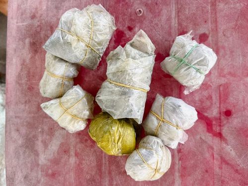 Những "vật lạ" dưới đáy hồ được phát hiện sau khi chủ hồ hút cạn nước