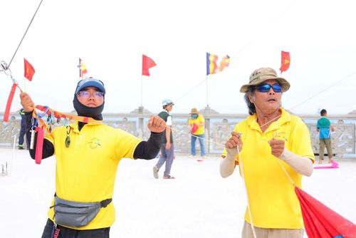 Các thành viên câu lạc bộ diều phối hợp nhịp nhàng trong quá trình căng dây và chuẩn bị cho màn trình diễn