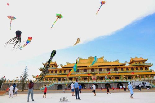 Những cánh diều nghệ thuật tạo nên bức tranh sinh động trên nền trời xanh bên chùa Minh Đức