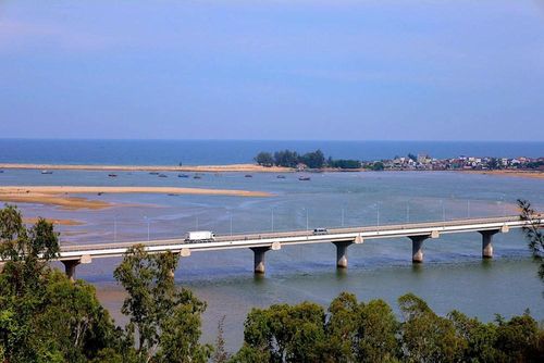 Từ chùa Minh Đức, du khách có thể phóng tầm mắt ngắm toàn cảnh cầu Cổ Lũy