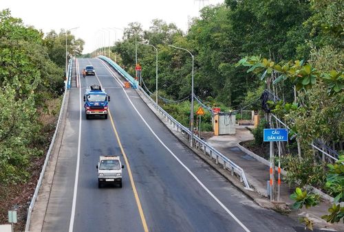 Các phương tiện lưu thông trên đường Rừng Sác, đoạn qua cầu Dần Xây, xã An Thới Đông. Ảnh: Hồng Đạt - TTXVN