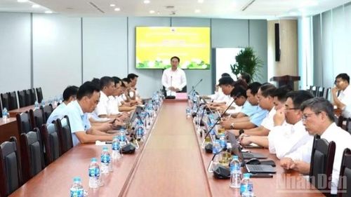 Ông Nguyễn Huy Nam, Phó Tổng Giám đốc TKV, Giám đốc Trung tâm Điều hành sản xuất tại Quảng Ninh chủ trì hội nghị.