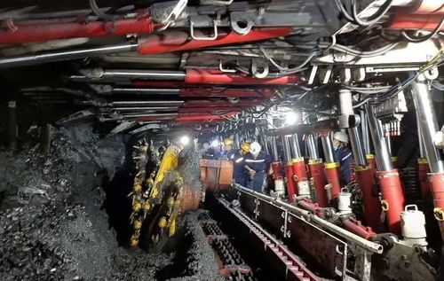 Trong tháng 5, Công ty Than Hòn Gai đã đưa lò chợ cơ giới hóa vào hoạt động, nâng cao năng lực, đáp ứng cho sản xuất của Công ty.