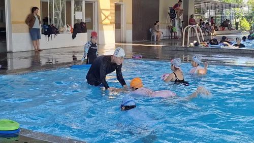 Các em nhỏ được hướng dẫn kỹ thuật bơi cơ bản và kỹ năng an toàn dưới nước.