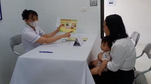 Hướng dẫn bà mẹ cách chăm sóc dinh dưỡng cho trẻ.