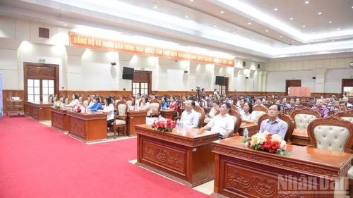 Các đại biểu tham dự mít tinh tại điểm cầu trực tiếp.