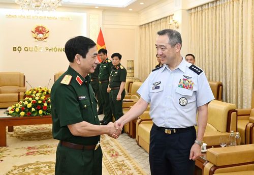 Đại tướng Phan Văn Giang và Đại tướng Uchikura Hiroaki tại buổi tiếp.