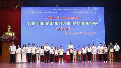 Trao giải tặng các thí sinh đạt giải Nhì.