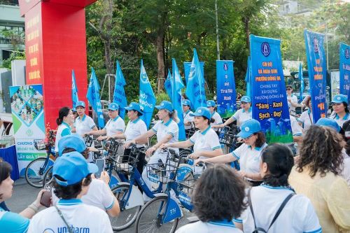 Phụ nữ phường Đống Đa, thành phố Hà Nội đạp xe tuyên truyền bảo vệ môi trường trên các tuyến phố. (Ảnh: BTC)
