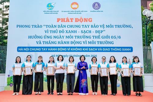 Khen thưởng các đơn vị đoạt giải Cuộc thi “Đoạn đường/Tuyến phố bích họa/nở hoa” năm 2026. (Ảnh: BTC)