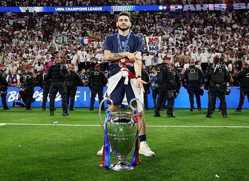 Kvaratskhelia khép lại một mùa giải bùng nổ bằng danh hiệu Cầu thủ hay nhất Champions League trong màu áo PSG. (Ảnh: Tổng hợp)