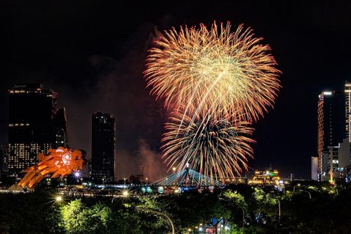Từ khu vực ven sông thuộc tổ hợp Sun Symphony Residence, những màn trình diễn pháo hoa hiện lên rõ nét với góc nhìn trực diện ra khu vực bắn pháo hoa. Ảnh: Ánh Dương.