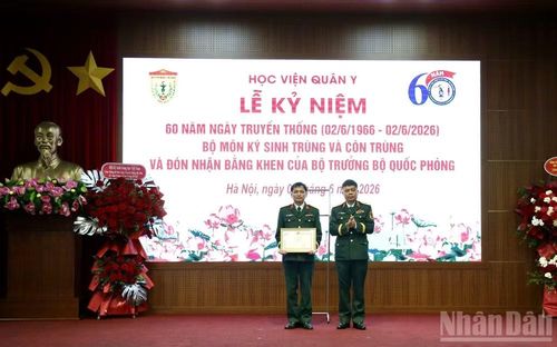 Thiếu tướng, Phó Giáo sư, Tiến sĩ Trần Ngọc Tuấn, Phó Giám đốc Học viện Quân y trao Bằng khen của Bộ trưởng Quốc phòng tặng Bộ môn Ký sinh trùng và Côn trùng.