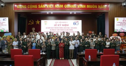 Các đại biểu chụp ảnh chung tại lễ kỷ niệm.