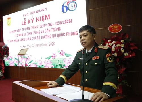 Thiếu tướng, Phó Giáo sư, Tiến sĩ Trần Ngọc Tuấn, Phó Giám đốc Học viện Quân y phát biểu tại Lễ kỷ niệm.