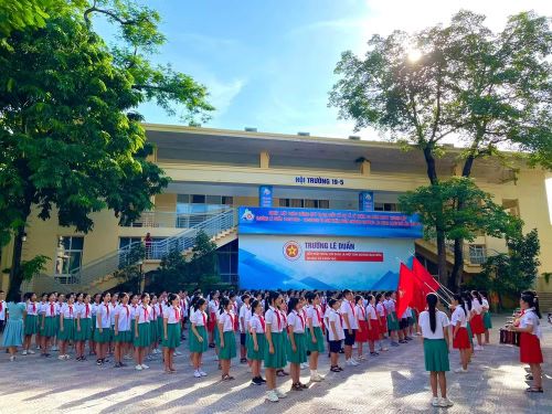 Nghi lễ chào cờ dưới sân trường.