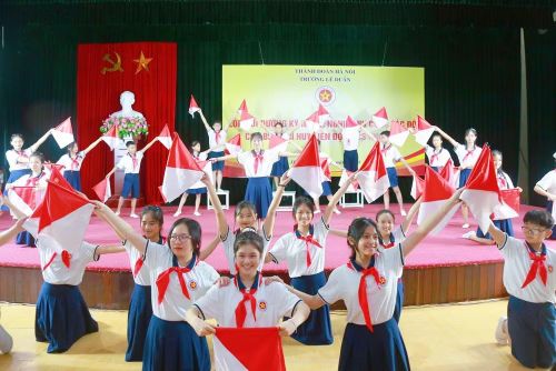 Học sinh đồng diễn Semaphore.