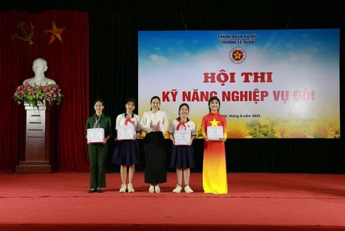 Hiệu trưởng Trường Lê Duẩn Nguyễn Thị Mai Hương trao giải Hội thi Kỹ năng nghiệp vụ Đội