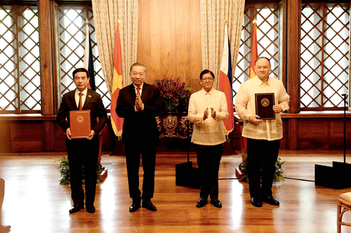 Tổng Bí thư, Chủ tịch nước Tô Lâm và Tổng thống Philippines chứng kiến trao văn kiện hợp tác hai nước.