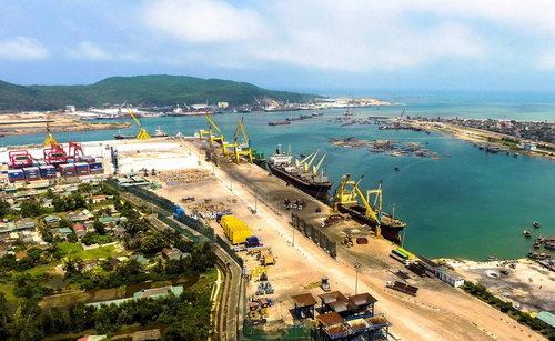 Cảng biển nước sâu Khu kinh tế Nghi Sơn (tỉnh Thanh Hóa) đóng vai trò cửa ngõ giao thương quốc tế và trung tâm logistics trọng điểm của Bắc Trung Bộ. Ảnh: MINH HIẾU 