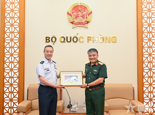 Thượng tướng Nguyễn Văn Hiền và Đại tướng Uchikura Hiroaki trao tặng quà lưu niệm.