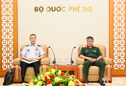 Thượng tướng Nguyễn Văn Hiền trao đổi với Đại tướng Uchikura Hiroaki.
