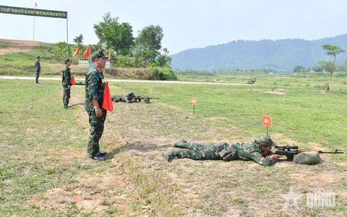 Các thí sinh tranh tài.