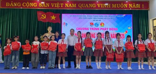 Lãnh đạo xã Bà Nà tặng quà cho trẻ em có hoàn cảnh khó khăn.