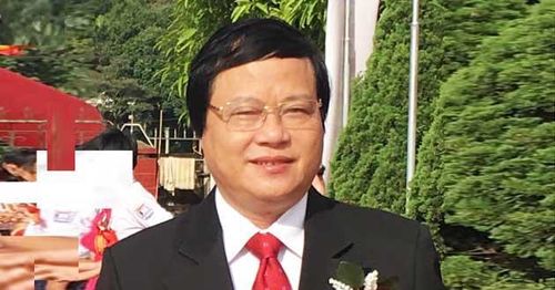 Nhà thơ Trần Chấn Uy và tập thơ vừa xuất bản.