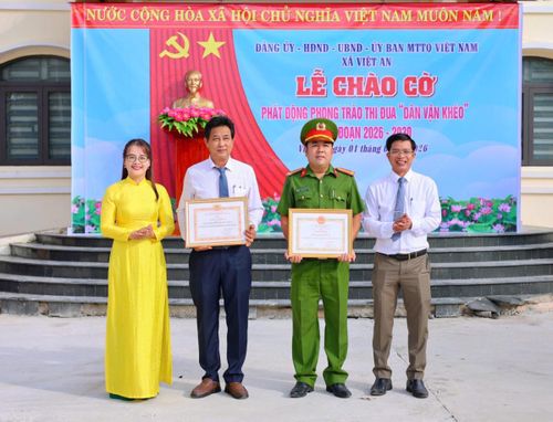 Lãnh đạo xã Việt An trao Giấy khen cho Công an xã.