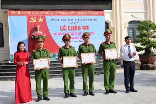 Các cá nhân Công an xã Việt An được khen thưởng.