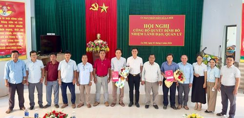 Đại biểu chụp hình lưu niệm với các đồng chí được bổ nhiệm.