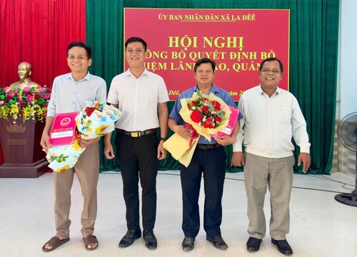 Lãnh đạo xã La Dêê trao quyết định và tặng hoa chúc mừng các đồng chí được bổ nhiệm.