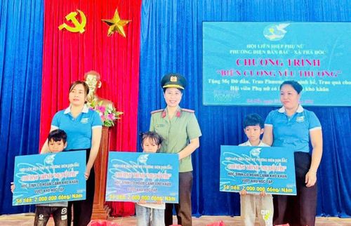 Đoàn công tác nhận đỡ đầu 3 em học sinh.