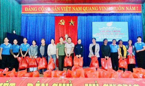 Nhiều phần quà ý nghĩa, thiết thực của Công an phường Điện Bàn Bắc.