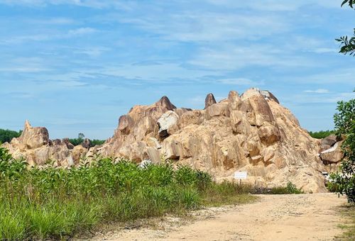 Một mỏ khoáng sản ngừng khai thác tại xã Quế Sơn Trung.
