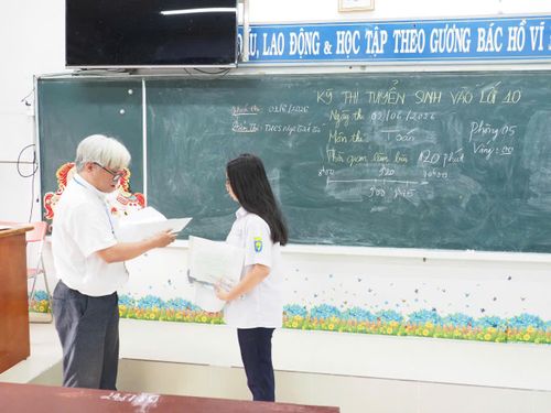 Thí sinh dự thi tại điểm thi Trường THCS Ngô Tất Tố (phường Phú Nhuận, TPHCM). Ảnh: THU TÂM