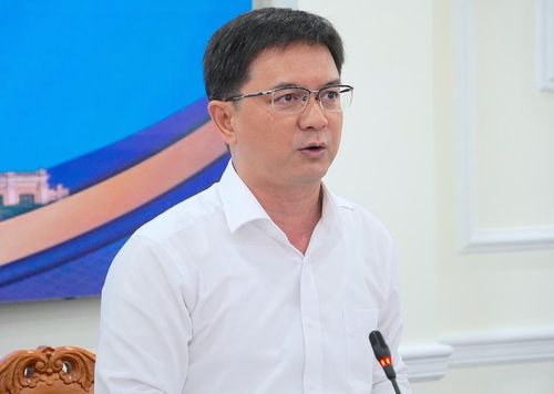  Phó Chủ tịch UBND TPHCM Nguyễn Mạnh Cường báo cáo tại hội nghị. ẢNH QUANG HUY 