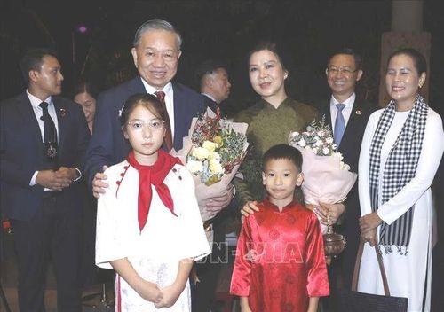  Cán bộ, nhân viên Đại sứ quán và cộng đồng người Việt Nam tại Singapore đón Tổng Bí thư, Chủ tịch nước Tô Lâm và Phu nhân. Ảnh: TTXVN 