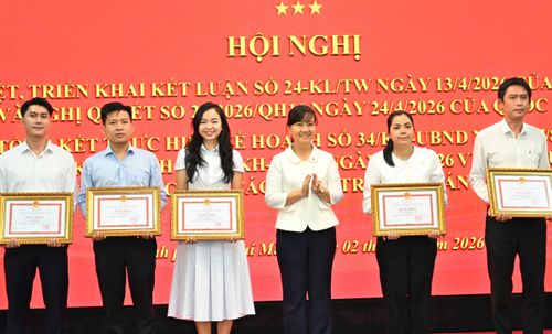  Trưởng Ban Pháp chế HĐND TPHCM Phạm Quỳnh Anh trao Bằng khen cho các cá nhân. Ảnh: VIỆT DŨNG 
