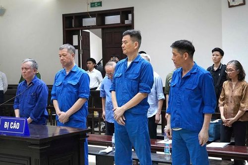 Các bị cáo trong phiên tòa phúc thẩm. Ảnh: HỒNG NGUYÊN