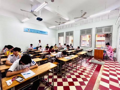 Trước 7 giờ sáng, các thí sinh đã tập trung đầy đủ ở phòng thi. Ảnh: Thùy Linh.