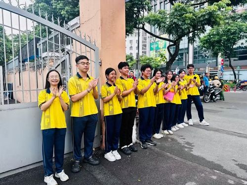 Đội cổ động viên trước sân trường, cổ vũ tinh thần cho thí sinh. Ảnh: Thùy Linh.