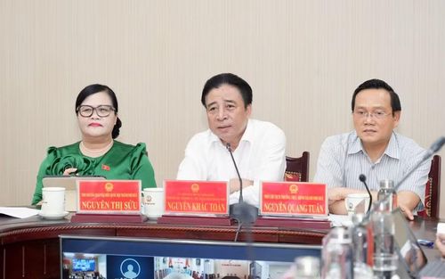 Ông Nguyễn Khắc Toàn, Chủ tịch UBND TP Huế (giữa) vừa ký ban hành chỉ thị về việc đẩy nhanh tiến độ xử lý, khai thác các cơ sở nhà, đất dôi dư sau khi sắp xếp tổ chức bộ máy và đơn vị hành chính.